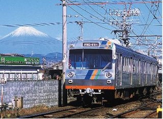 富士山を遠くに見ながら走る静鉄電車