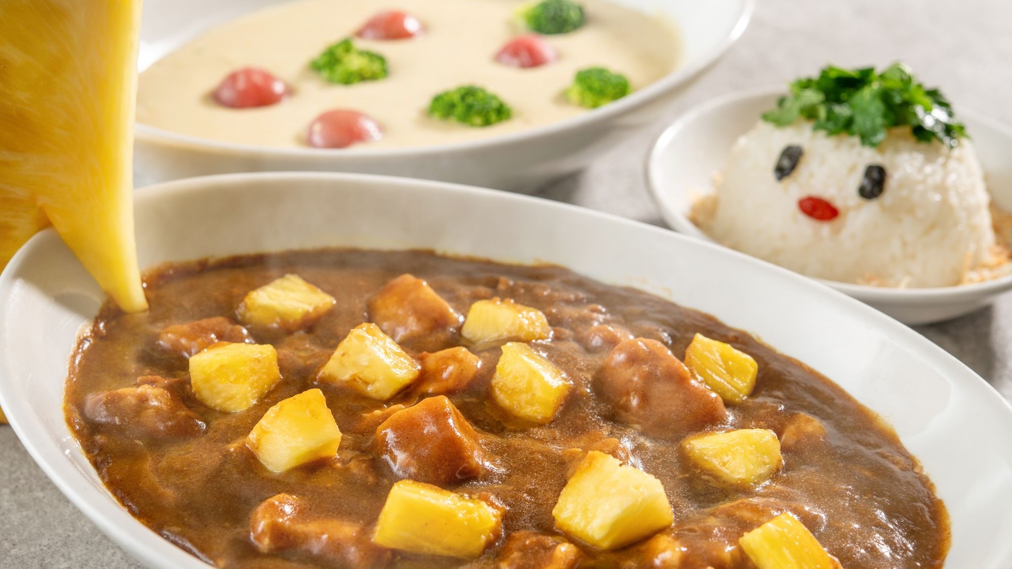 【パナシバくんパイナップルポークカレー】2026年夏ディナーメニュー