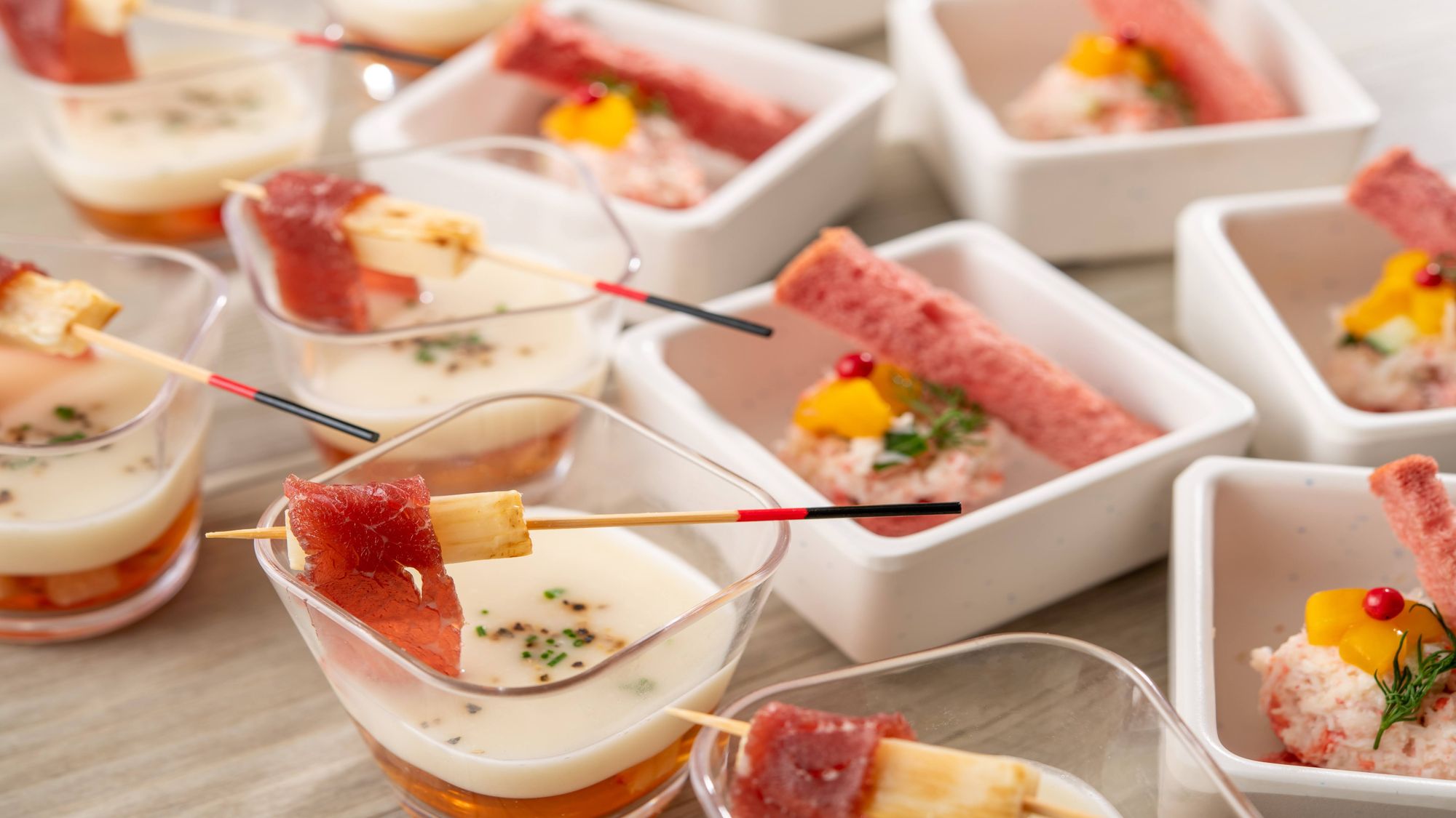 蟹とマンゴーベリーメルバ／苺とじゃが芋のスープ 黒毛和牛の生ハム添え