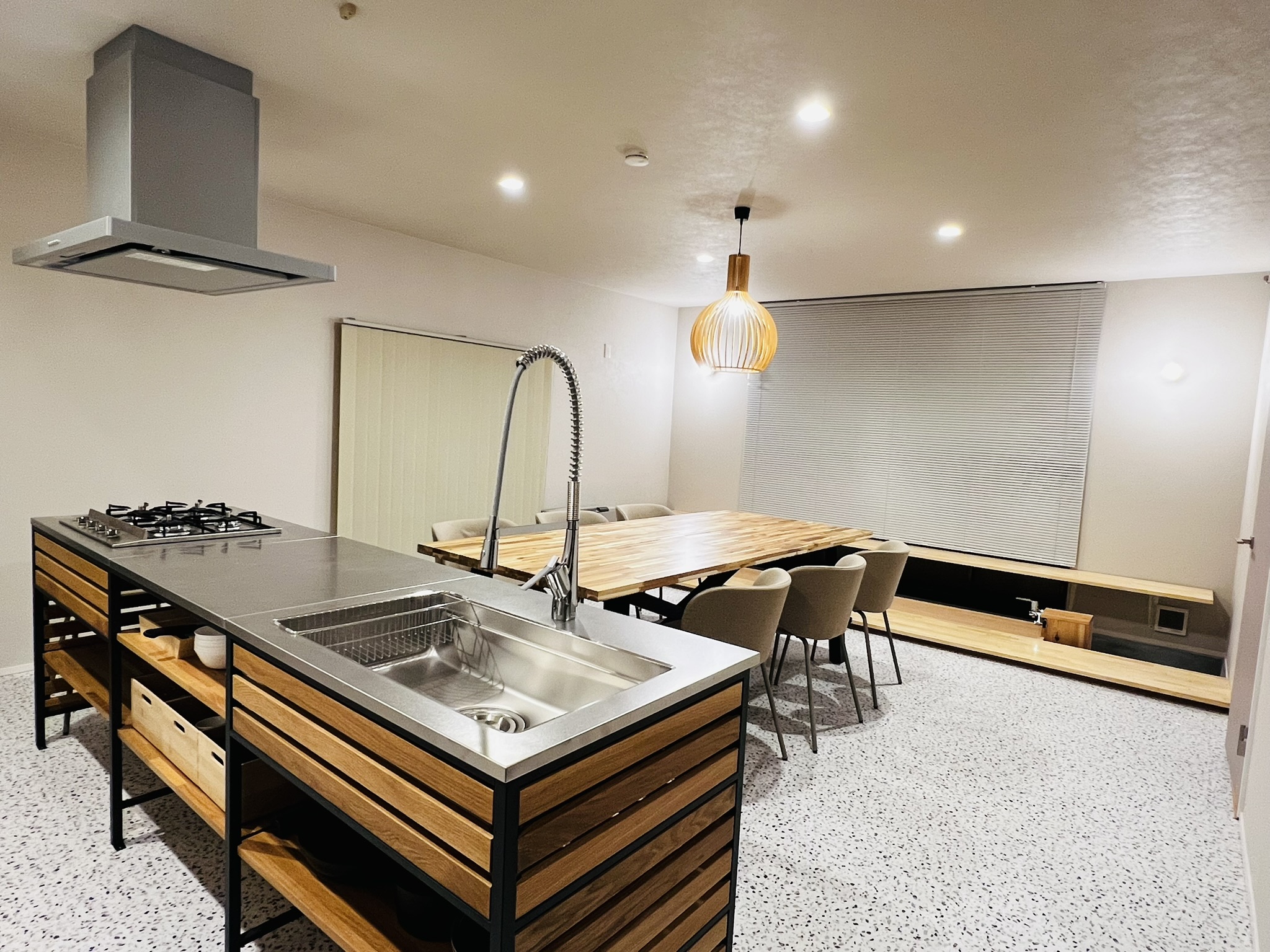 木目も美しいアイランドキッチン