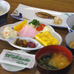 *【ご朝食一例】美味しいお米「河原田米」と山菜など地元の食材を使用した和定食。