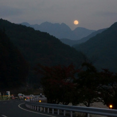 *【周辺の景色】鋸岳とお月様。10月中旬の景色です。