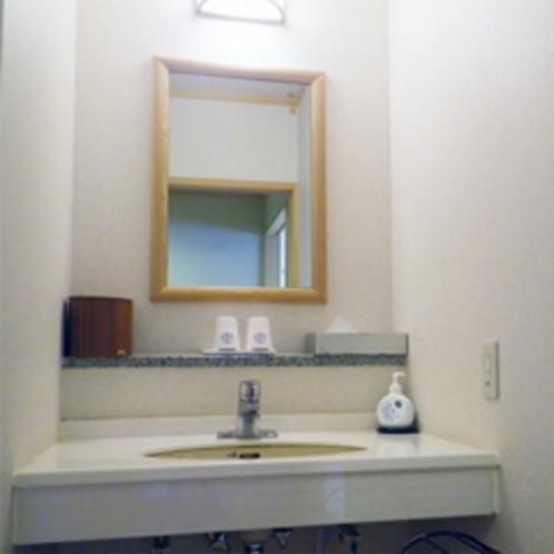 *【客室一例】明るくて使いやすい、各お部屋に洗面台がついております。