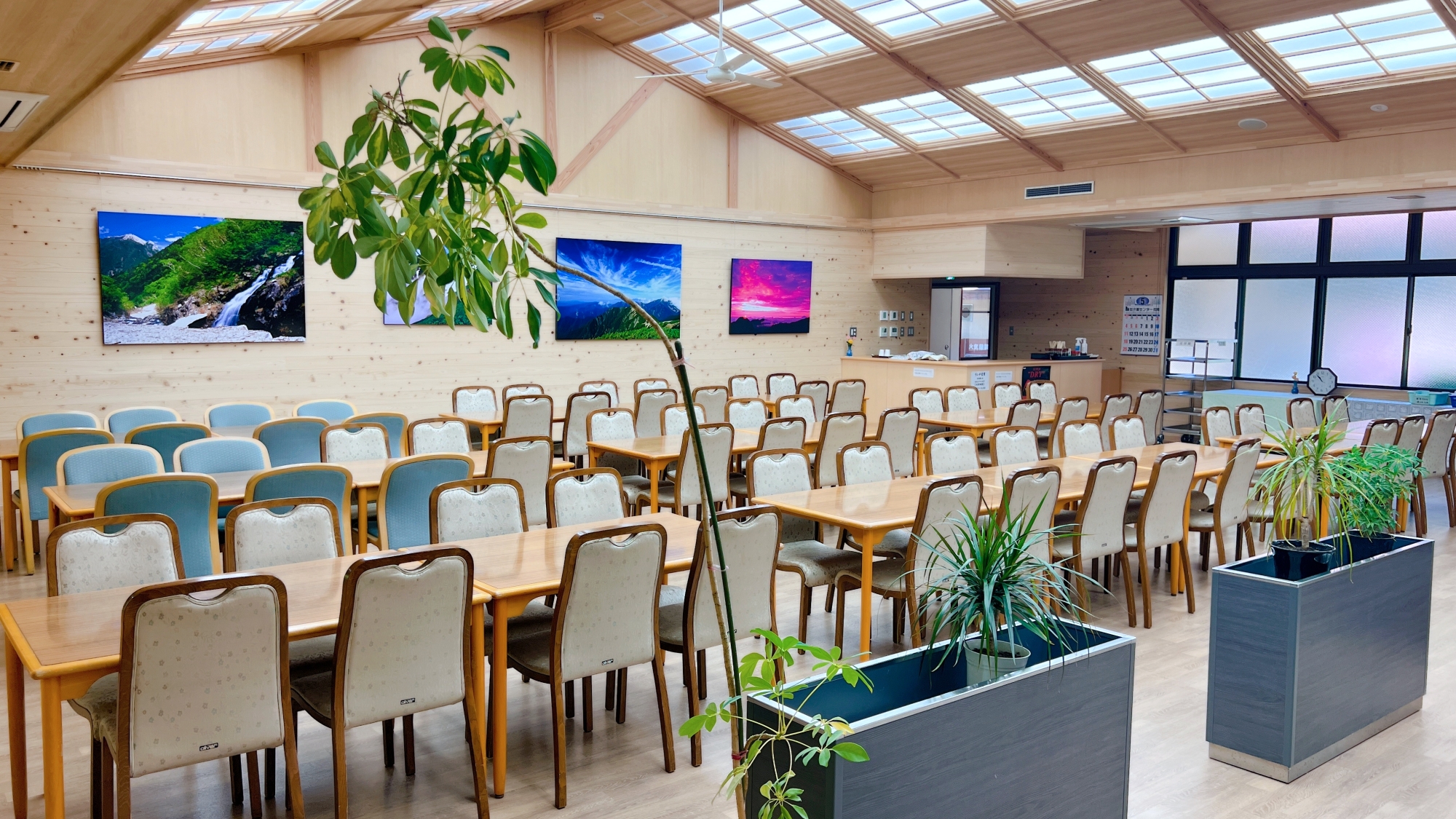 *【食堂】木のぬくもりあふれる空間と絶景写真に囲まれて、ほっと一息つくひとときを。