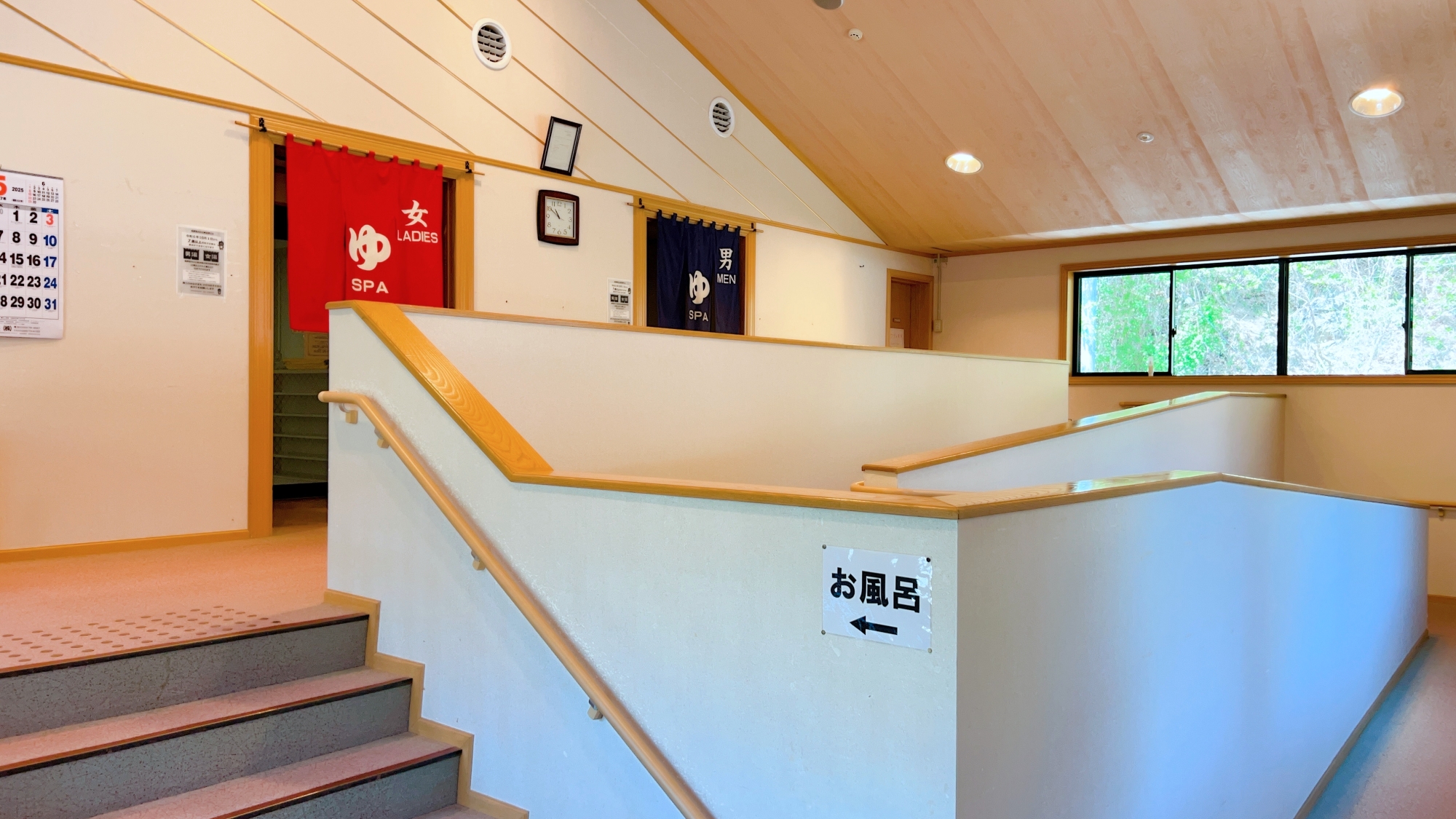 *【大浴場入口】階段とスロープをご用意しております。