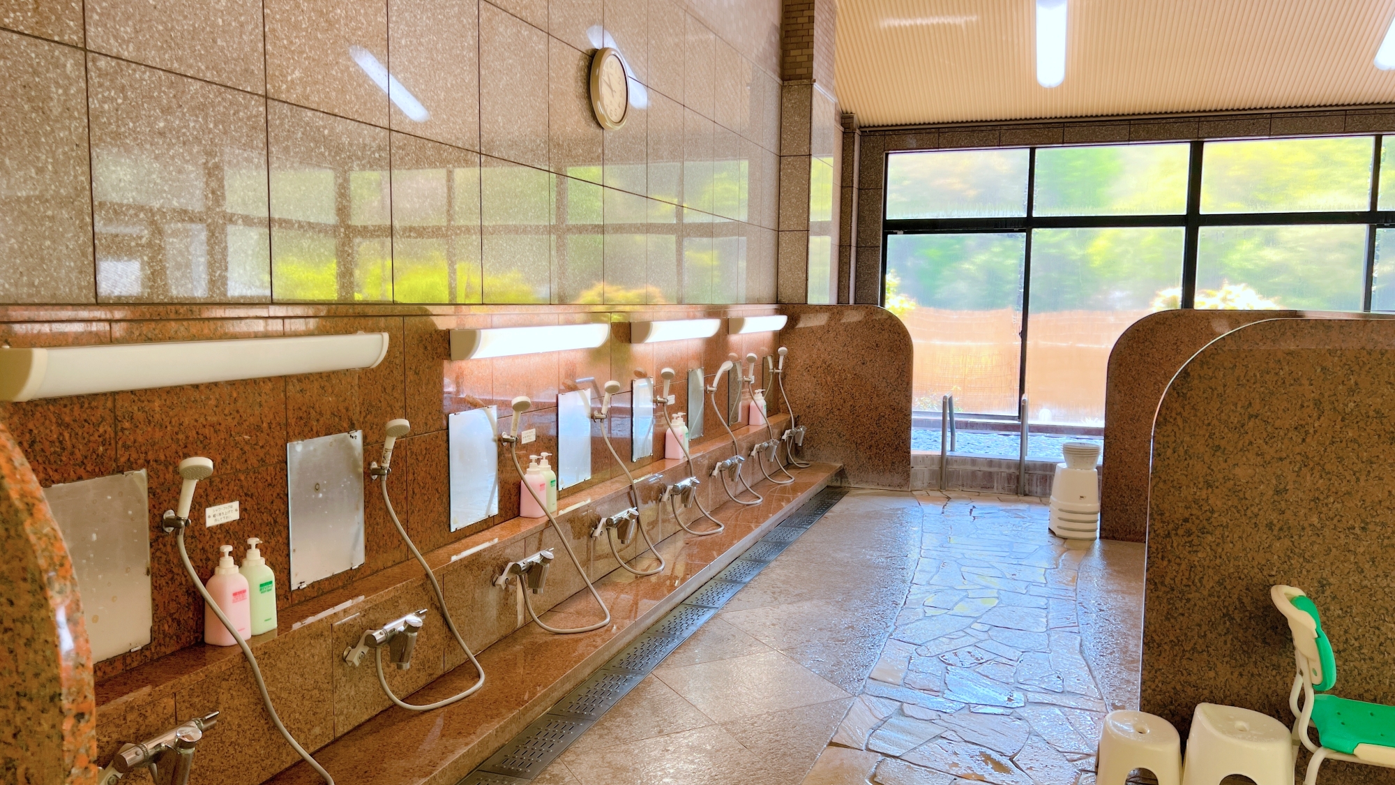 *【洗い場】20人ほど同時にご利用いただける広い洗い場です。