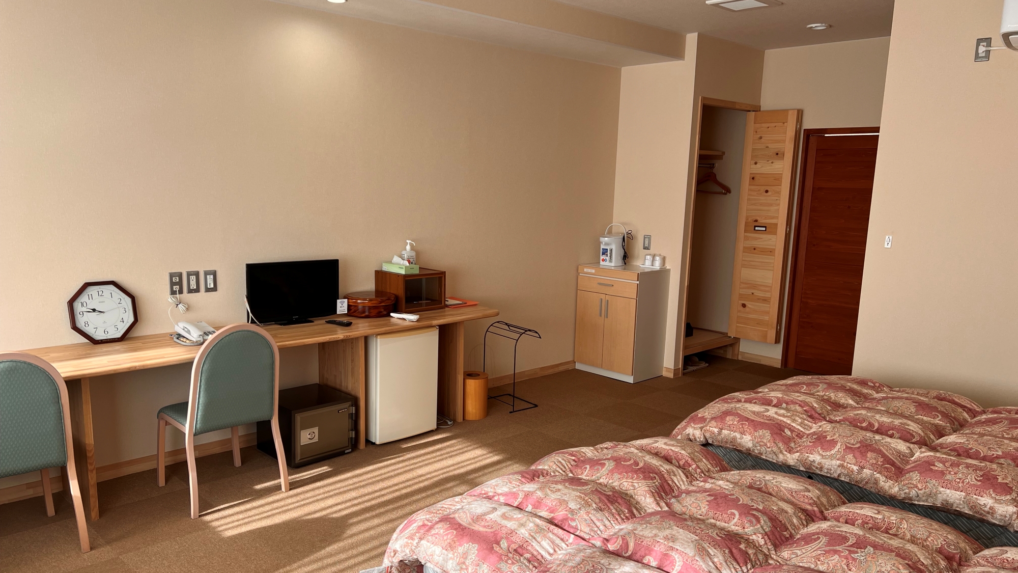 *【お部屋一例（本館洋室トリプル）】デスクが完備され、便利なつくり。荷物を置いても十分な広さ。