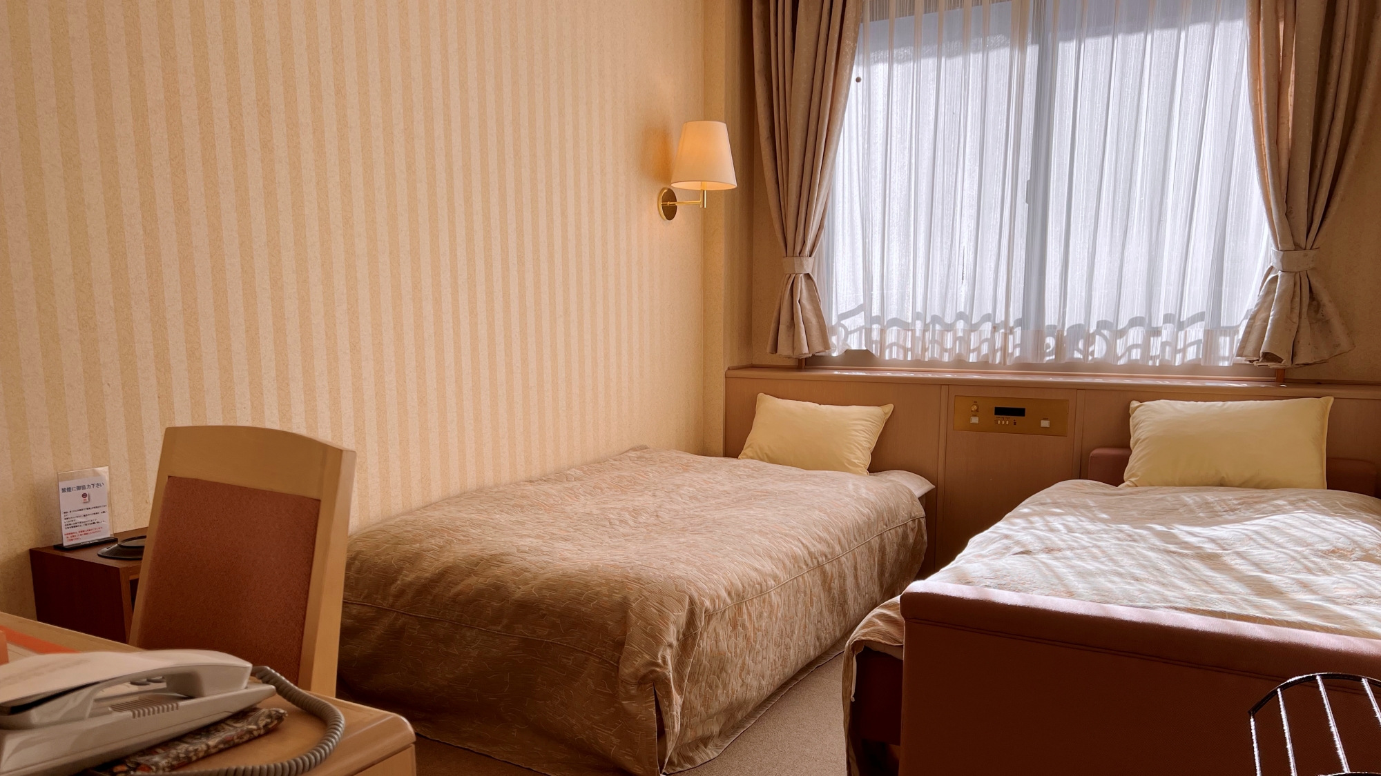 *【部屋一例（新館洋室ツイン）】立ち上がりが楽なベッドのお部屋。窓から注ぐ自然光でさわやかな目覚め