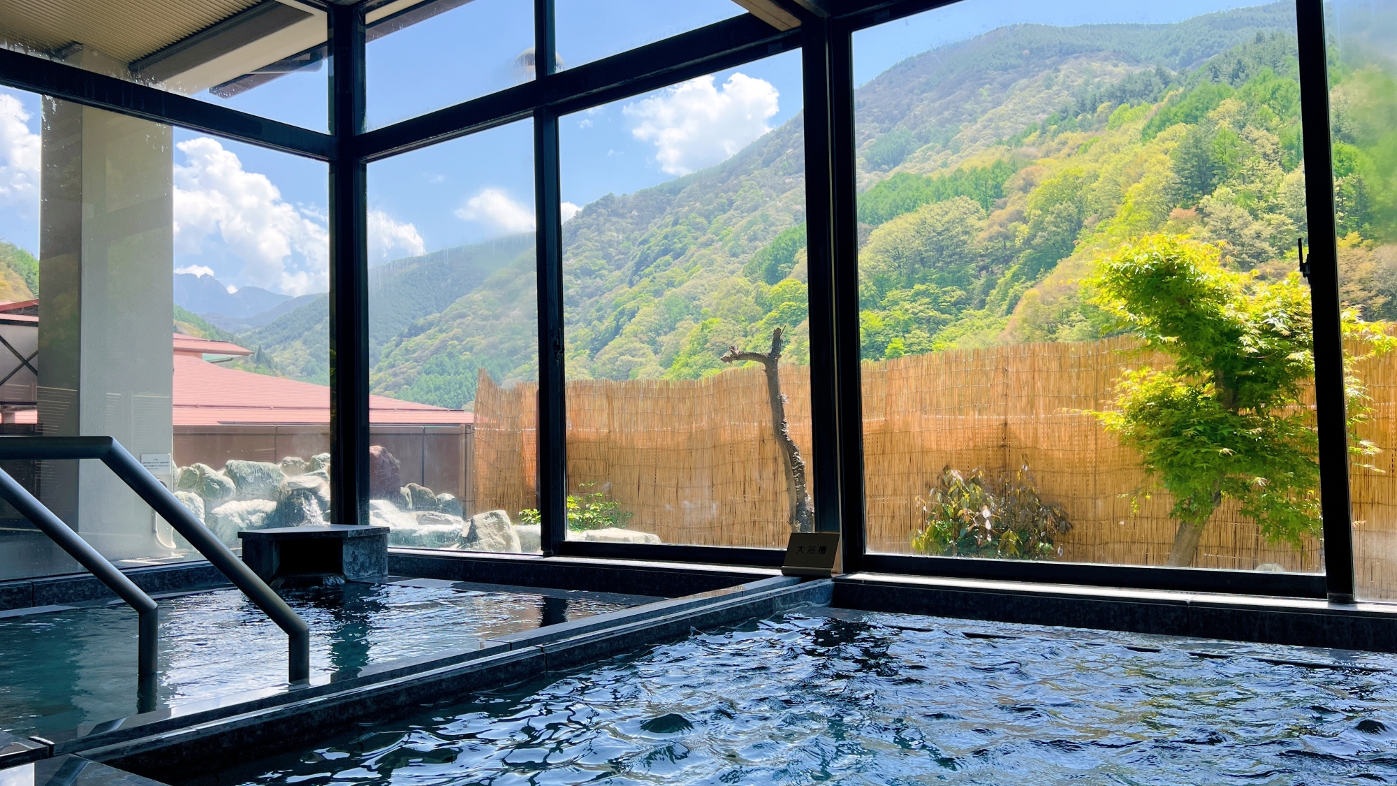 *【大浴場（仙人の湯）】内湯からも南アルプスが望めます。広々とした大浴場でリフレッシュ！