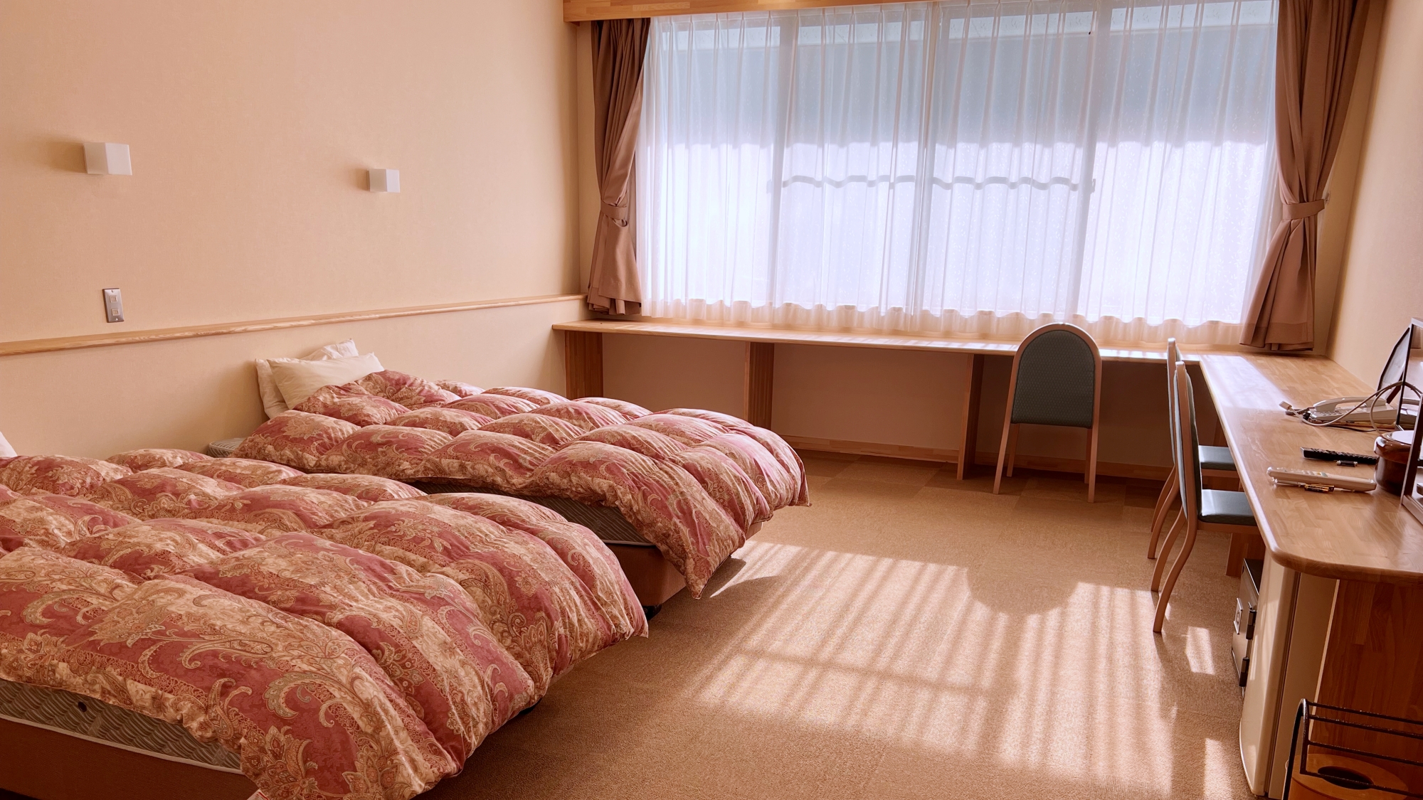 *【お部屋一例（本館洋室トリプル）】大きな窓の外には南アルプスの絶景が広がります。