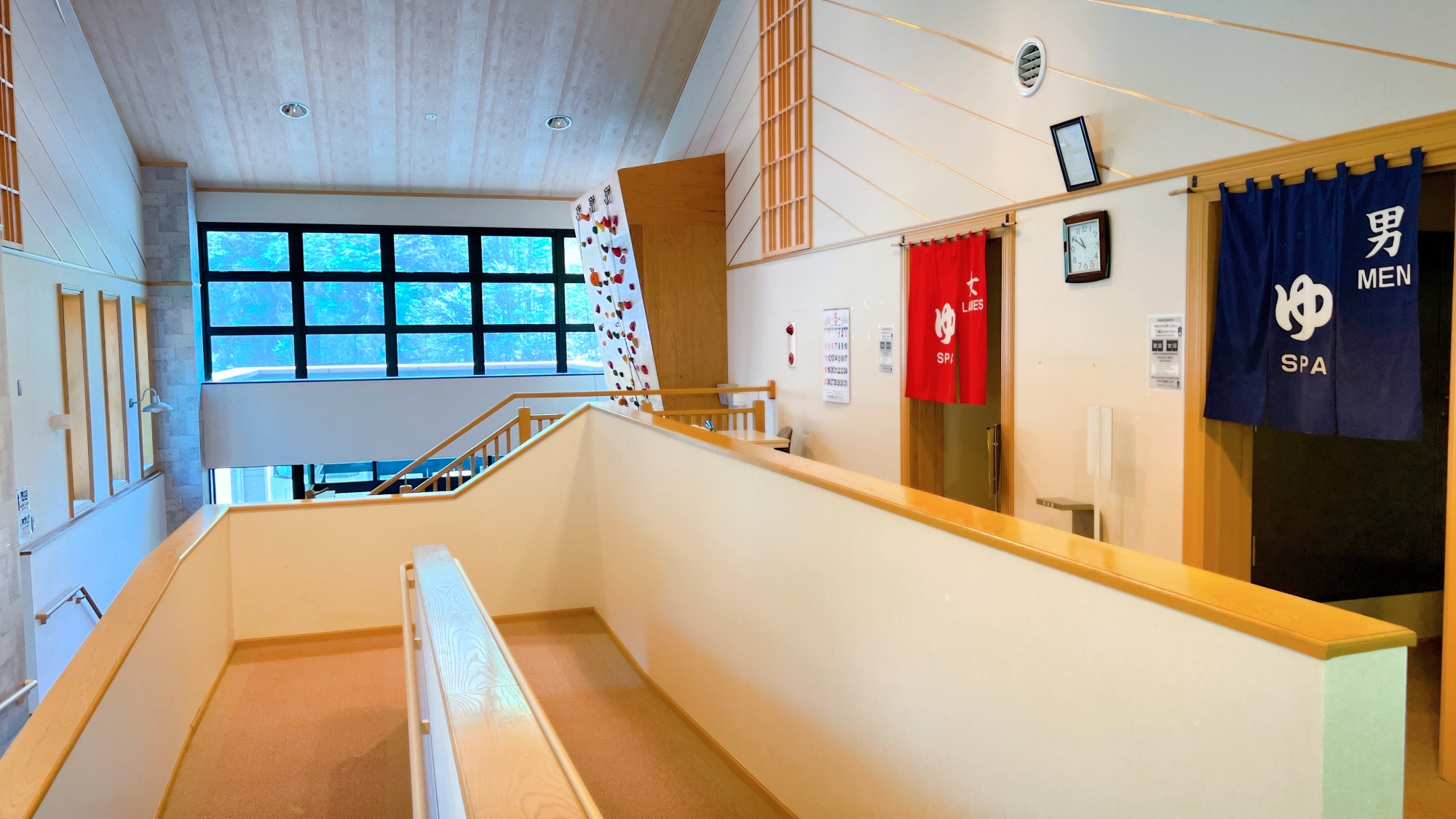 *【大浴場入口】階段とスロープをご用意しております。