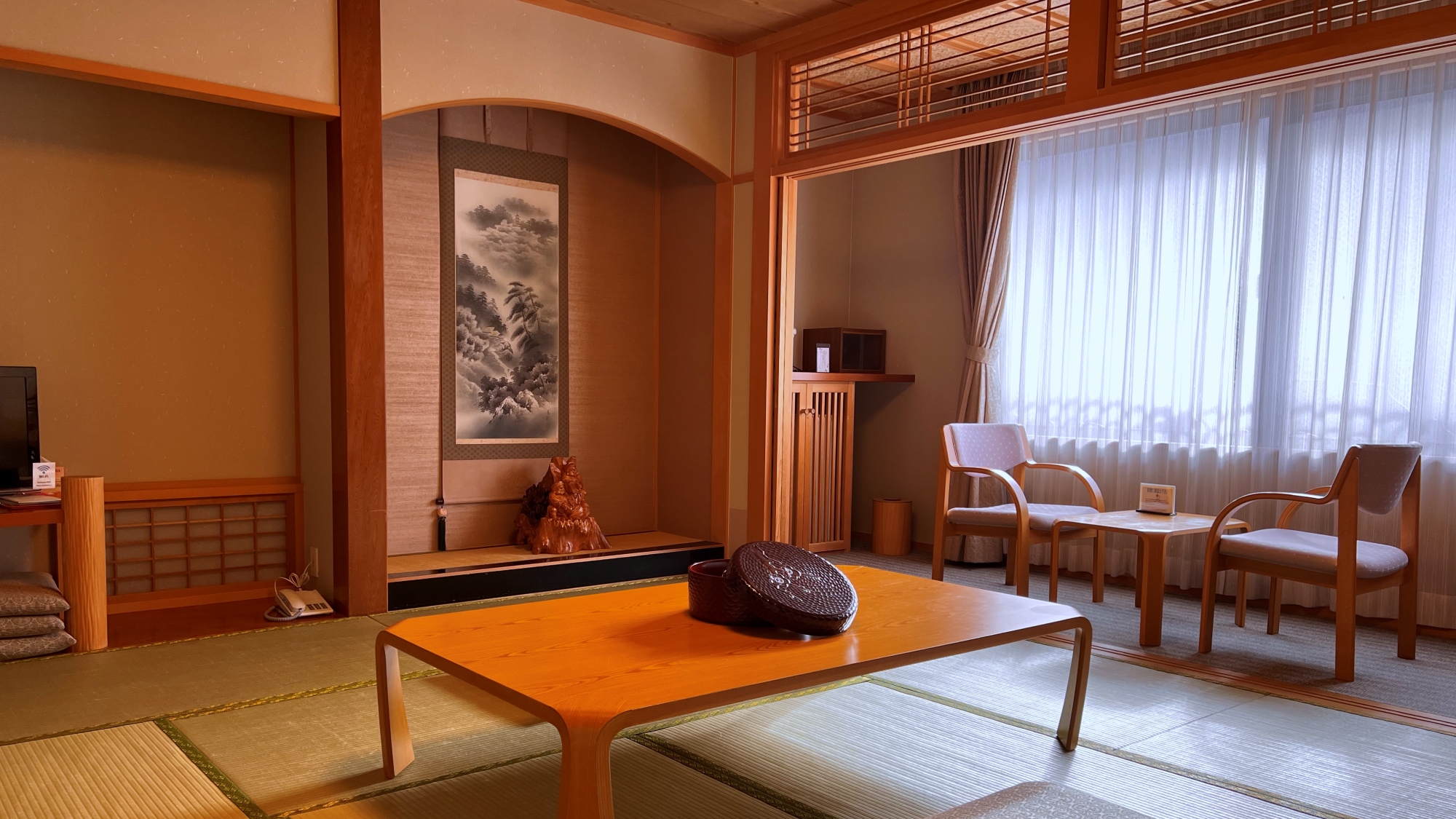 *【部屋一例（新館和室10畳バストイレ付）】足を延ばせる畳のお部屋。ほっと落ち着く空間です。