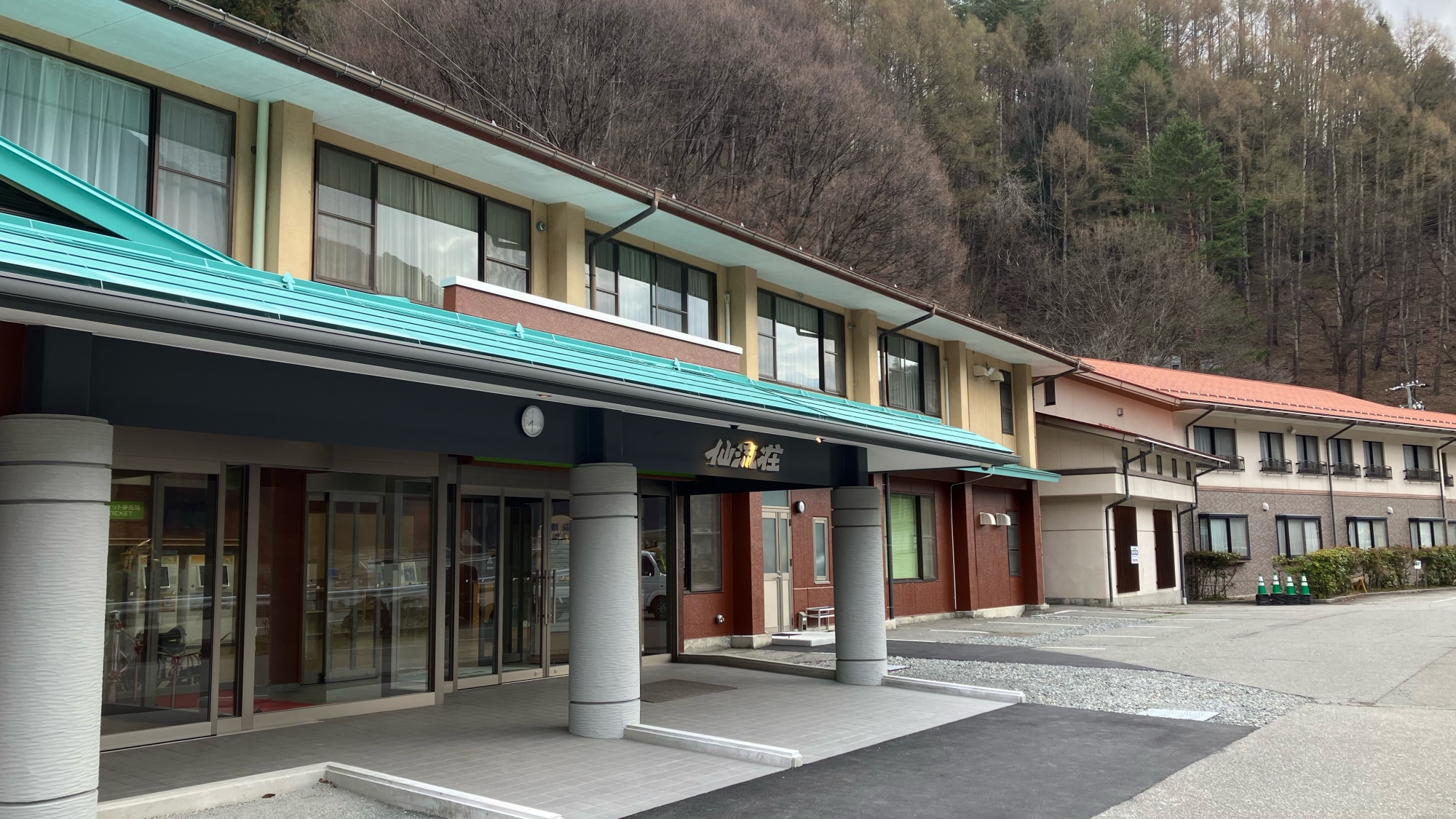 *【外観】林道バス発着所目の前！自然に囲まれた登山に便利なお宿。