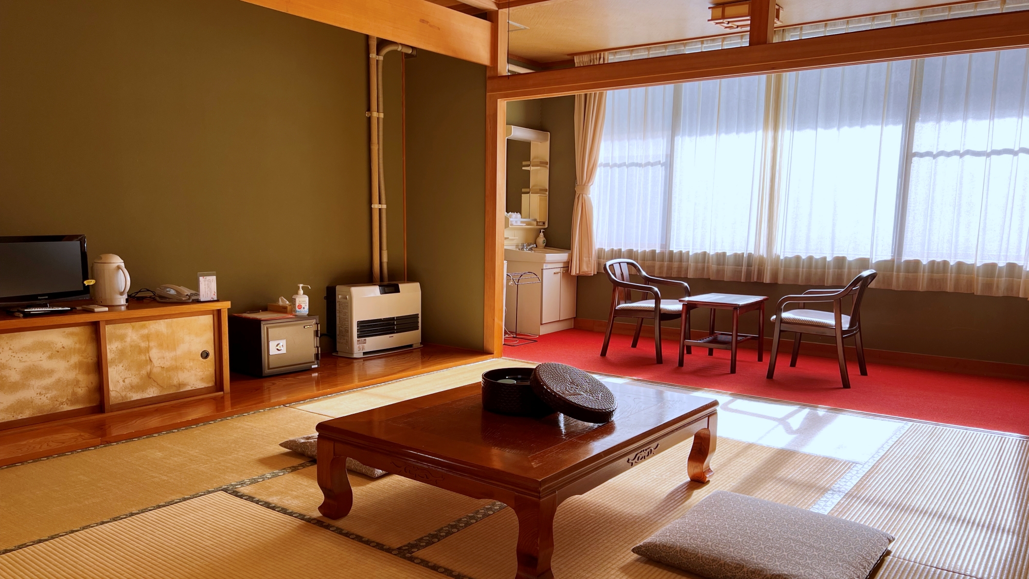 *【お部屋一例（本館和室10畳）】大きな窓の外には南アルプスの絶景。夜は星空を眺めて。