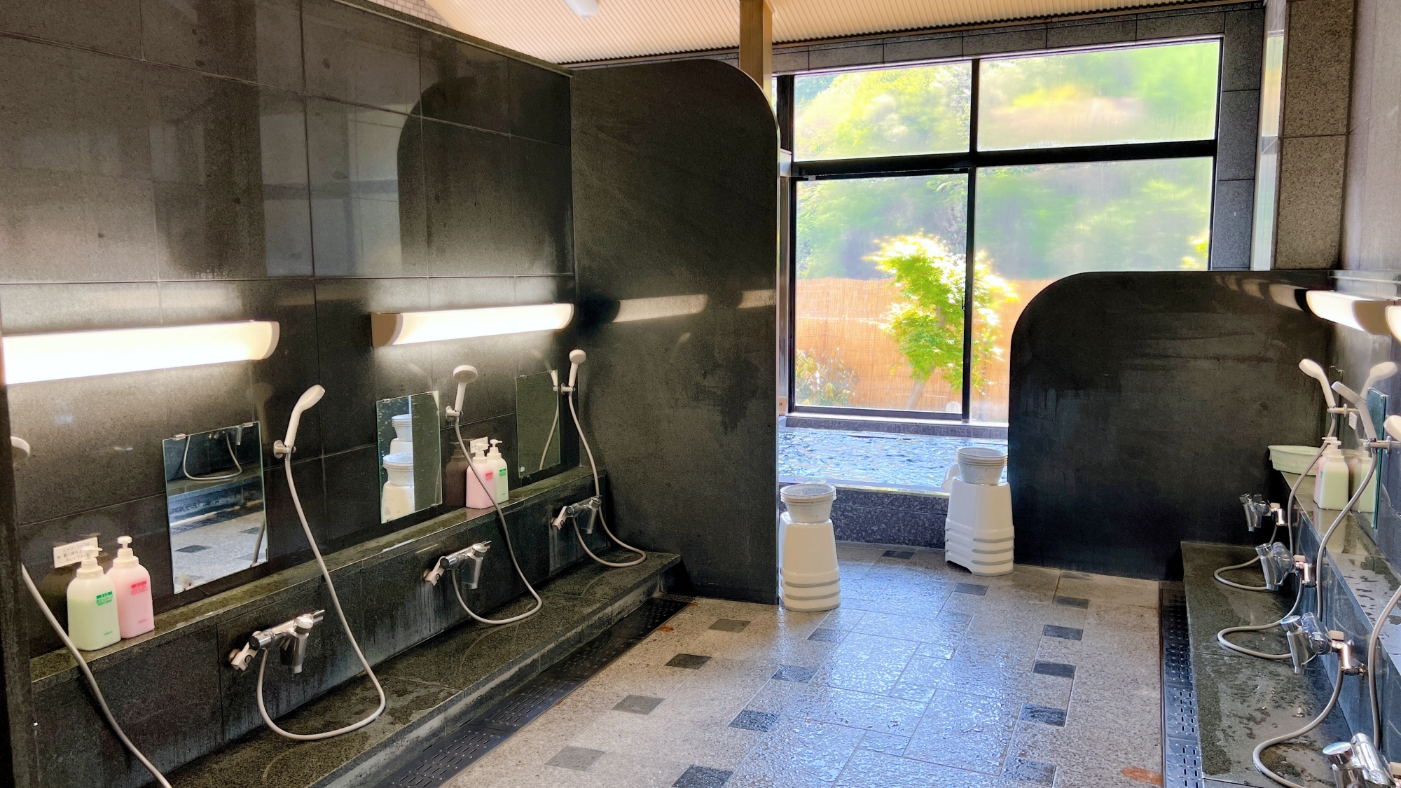 *【洗い場】20人ほど同時にご利用いただける広い洗い場です。