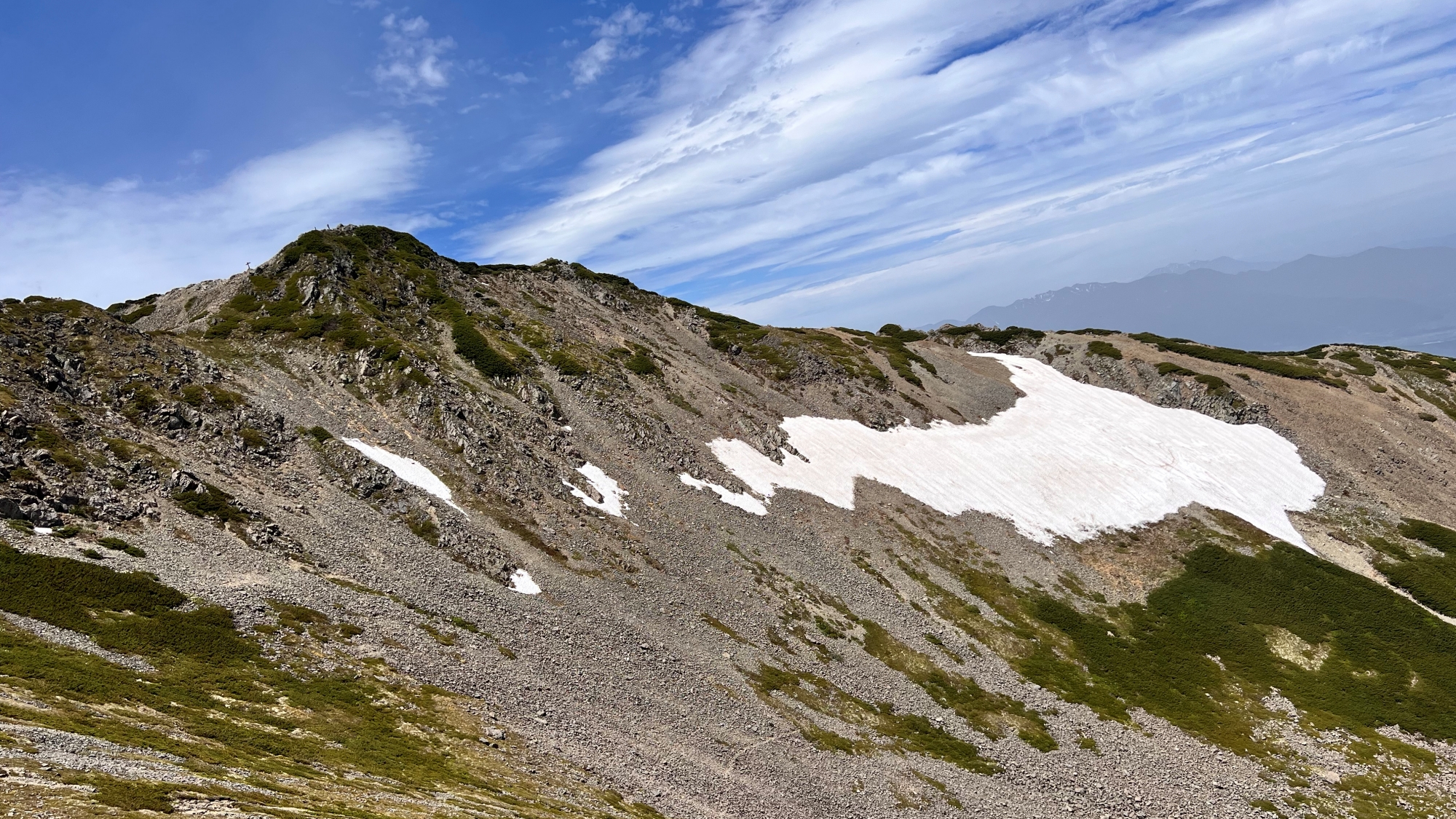 *【周辺観光／仙丈ヶ岳カール】6月の残雪と新緑が織りなす絶景のコントラストをお楽しみください。