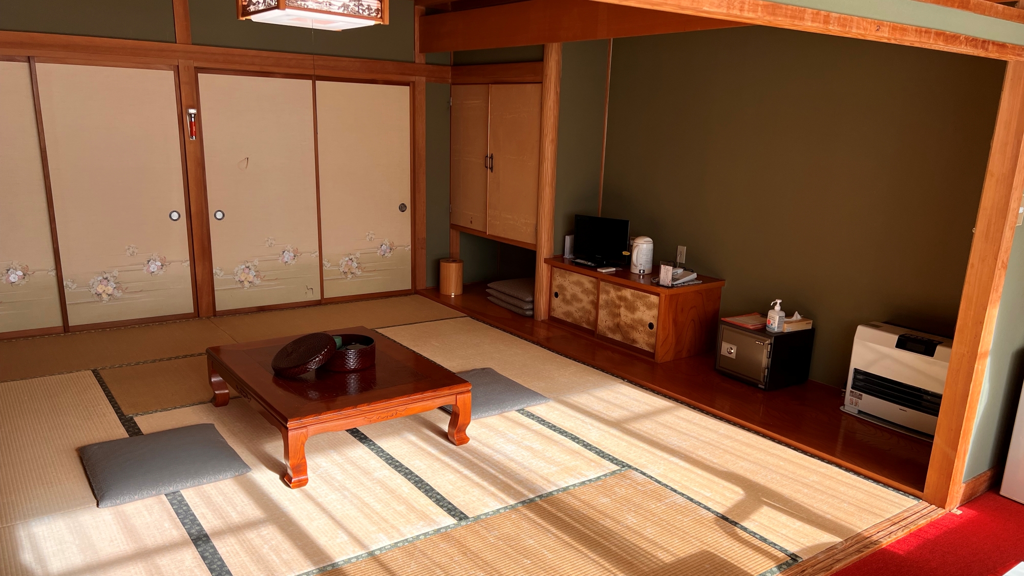 *【お部屋一例（本館和室10畳）】広縁のある昔ながらのつくり。ほっと一息つけるお部屋。