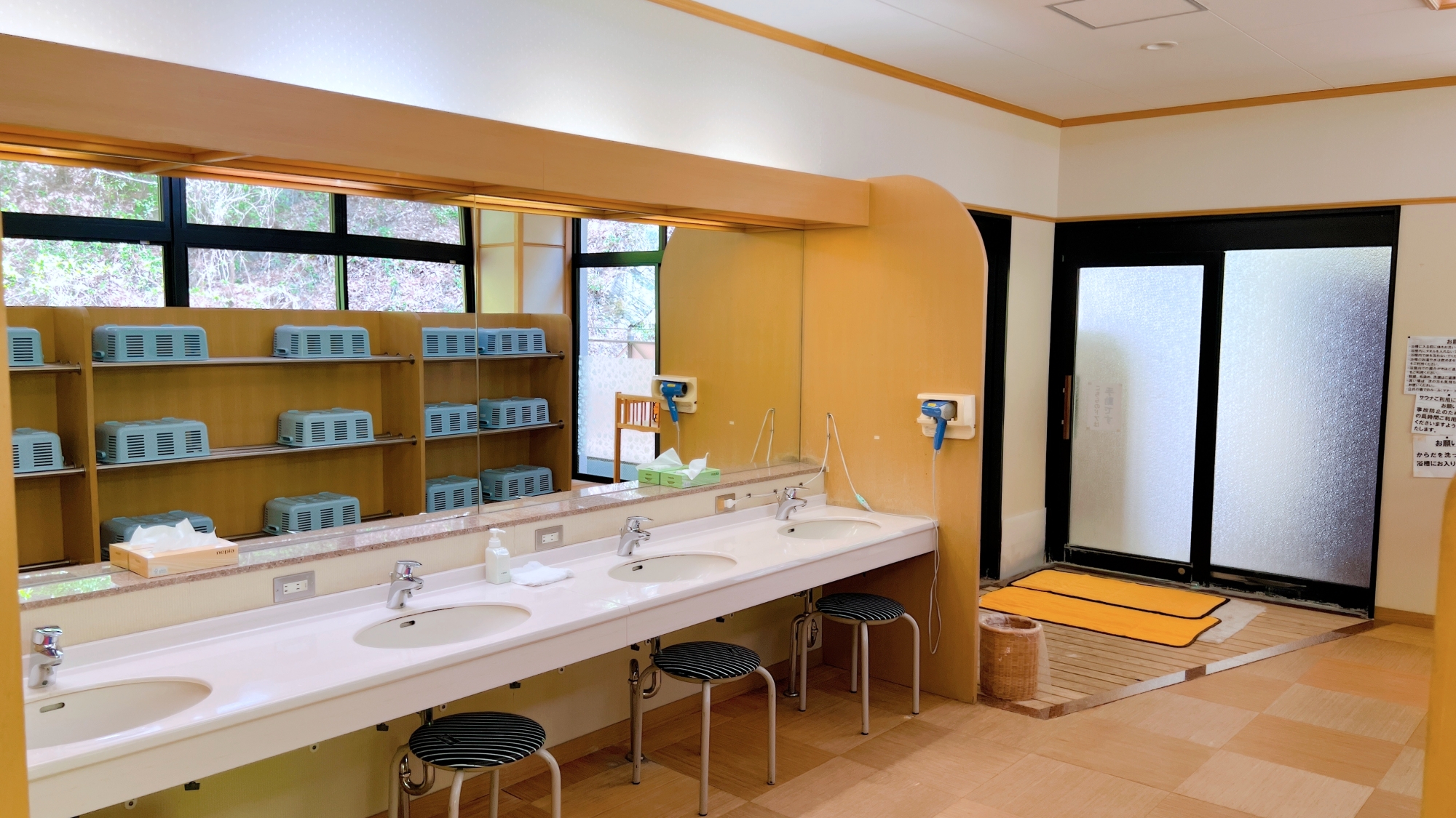 *【脱衣所】大きな鏡のある広々とした脱衣所です。