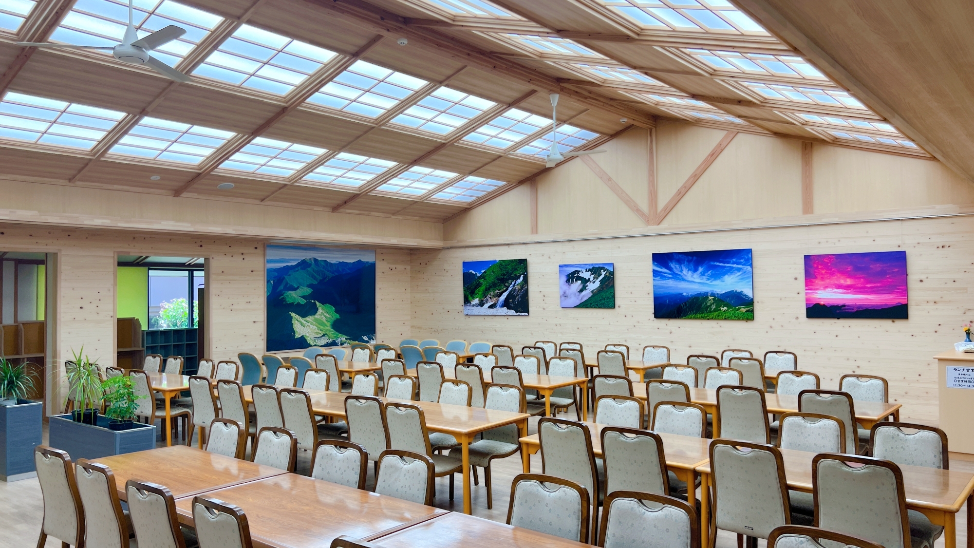 *【食堂】木のぬくもりあふれる空間と絶景写真に囲まれて、ほっと一息つくひとときを。