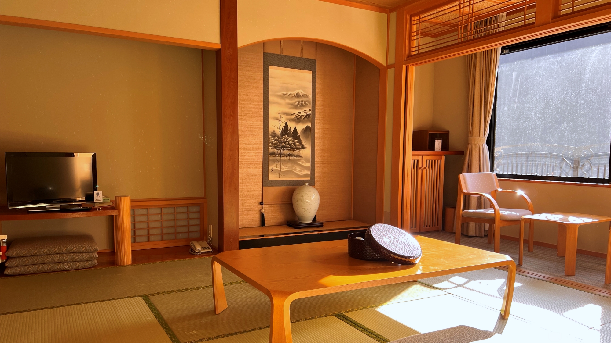 *【部屋一例（新館和室10畳トイレ付）】窓の外には南アルプスの山々の景色が広がります。