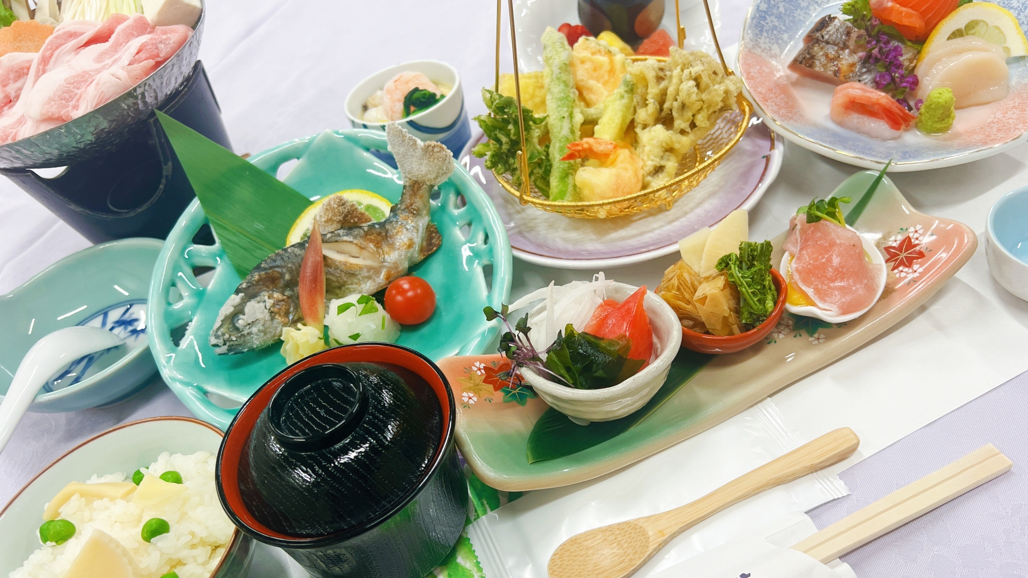 *【ご夕食一例（和会席）】料理長が食材を吟味し、季節に合わせた献立でご提供します。