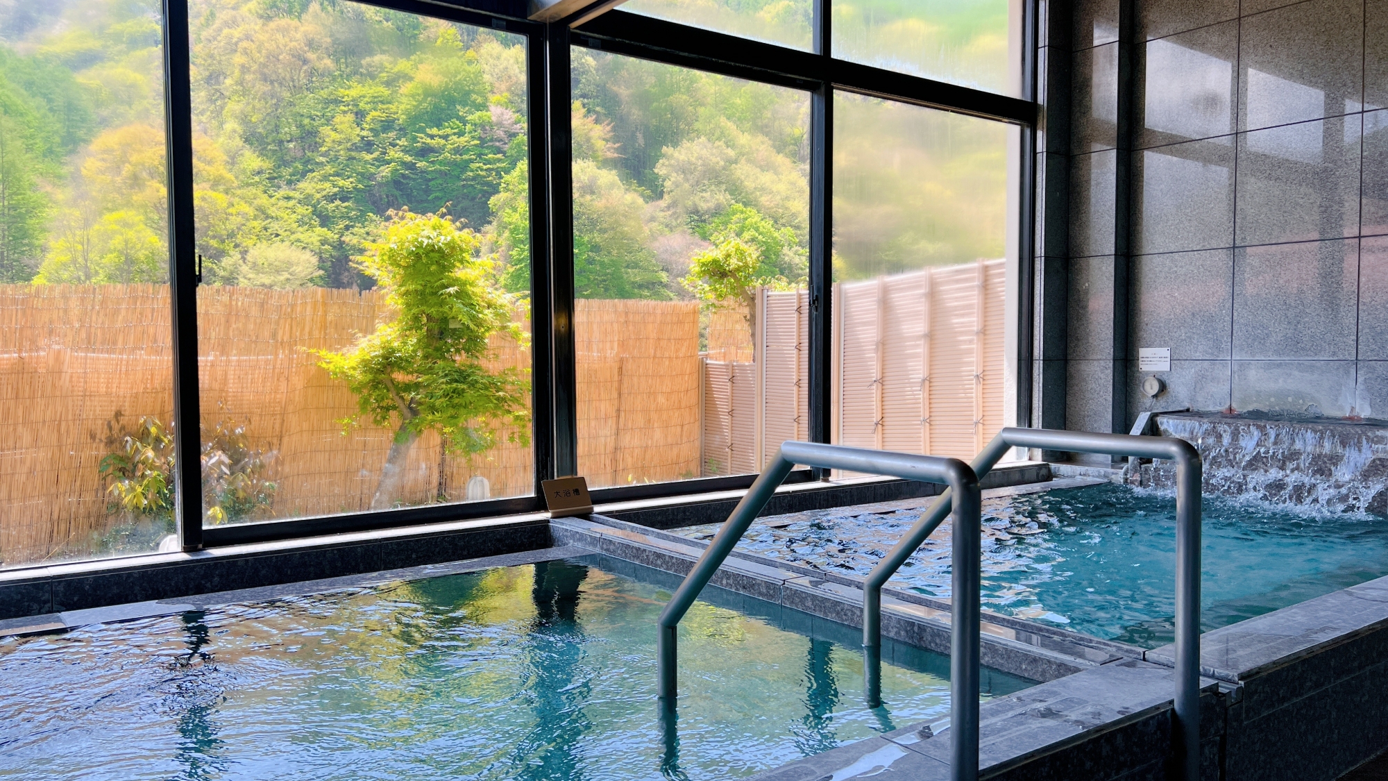 *【大浴場（仙人の湯）】内湯からも南アルプスが望めます。広々とした大浴場でリフレッシュ！