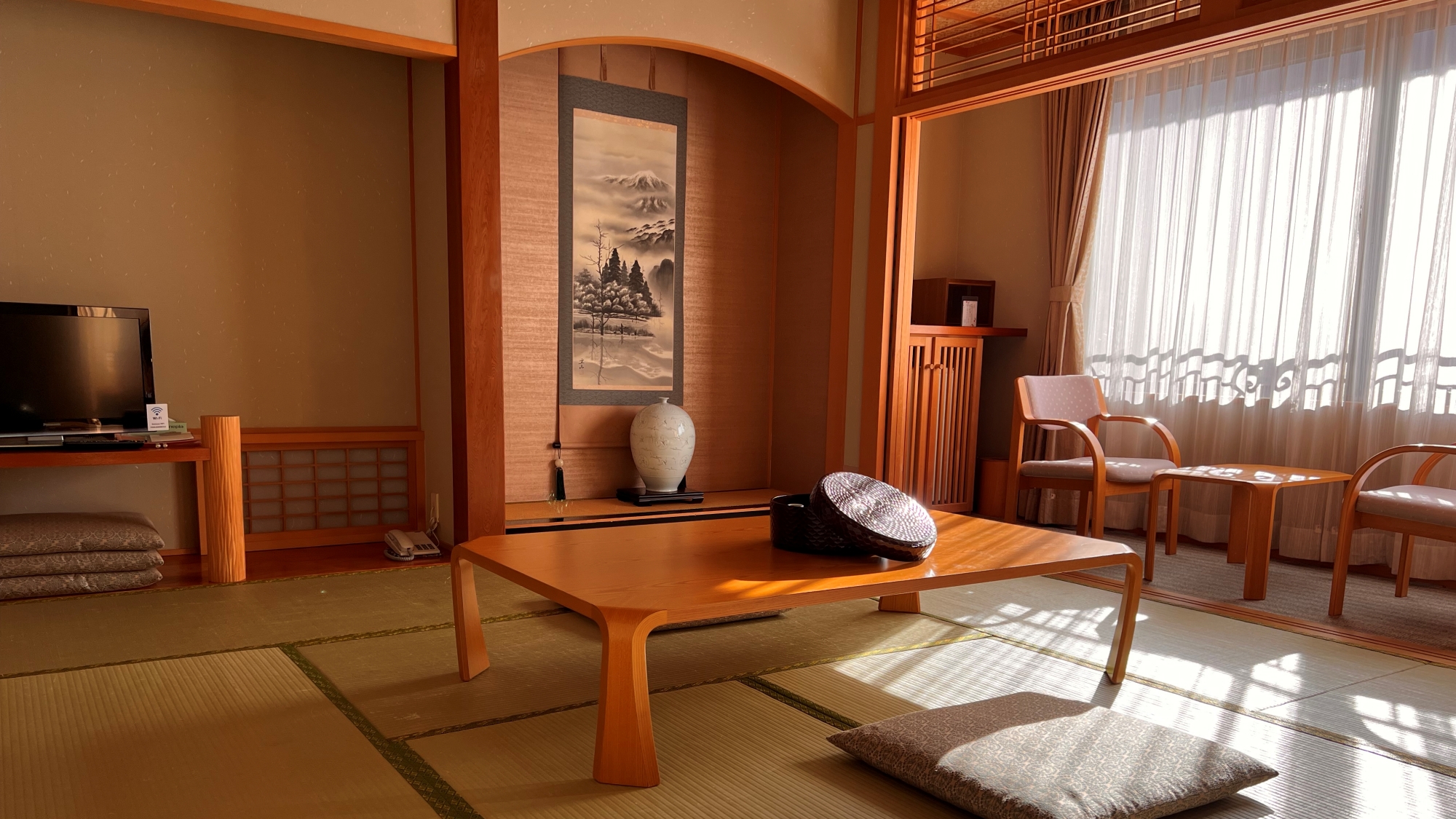 *【部屋一例（新館和室10畳トイレ付）】足を延ばせる畳のお部屋。ほっと落ち着く空間です。