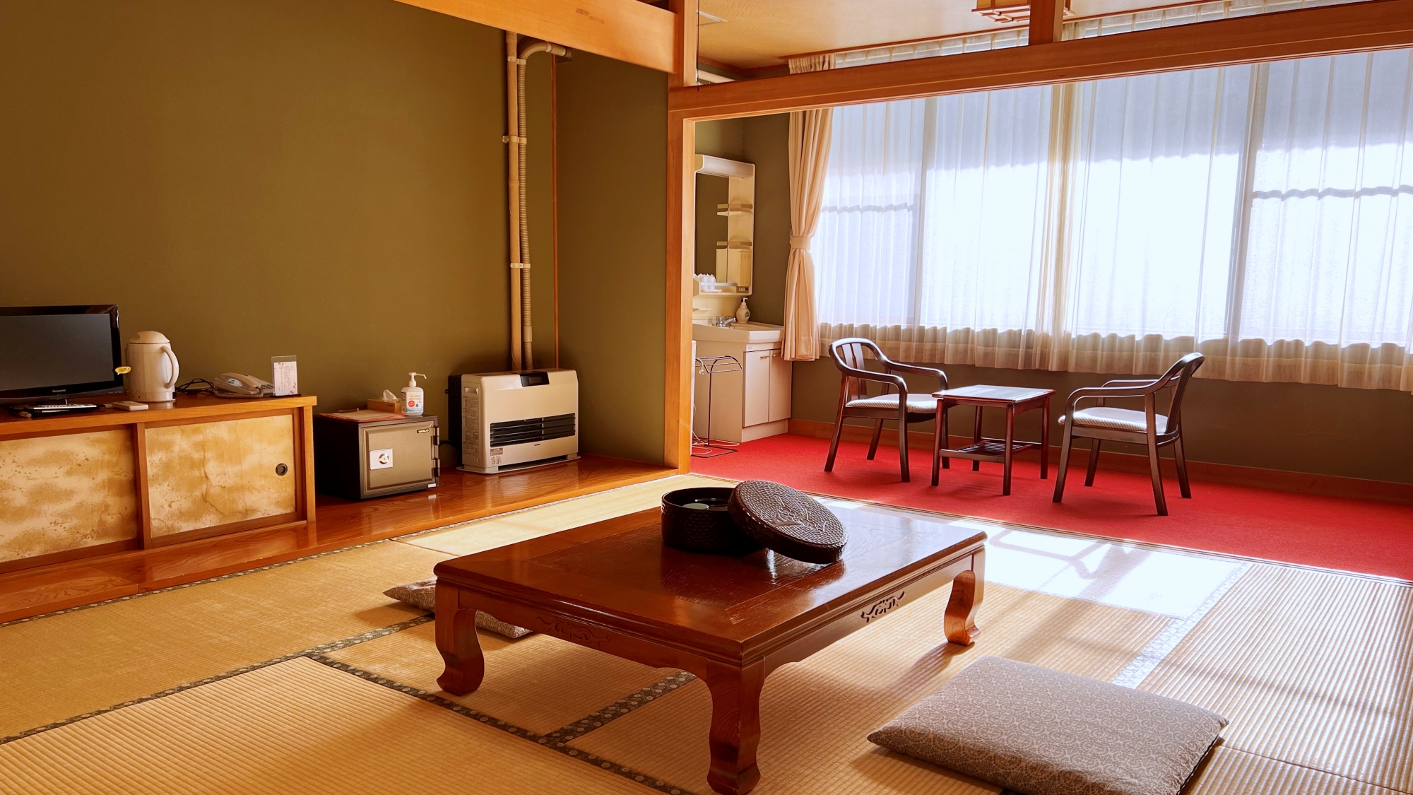 *【お部屋一例（本館和室10畳）】広縁のある昔ながらのつくり。ほっと一息つけるお部屋。