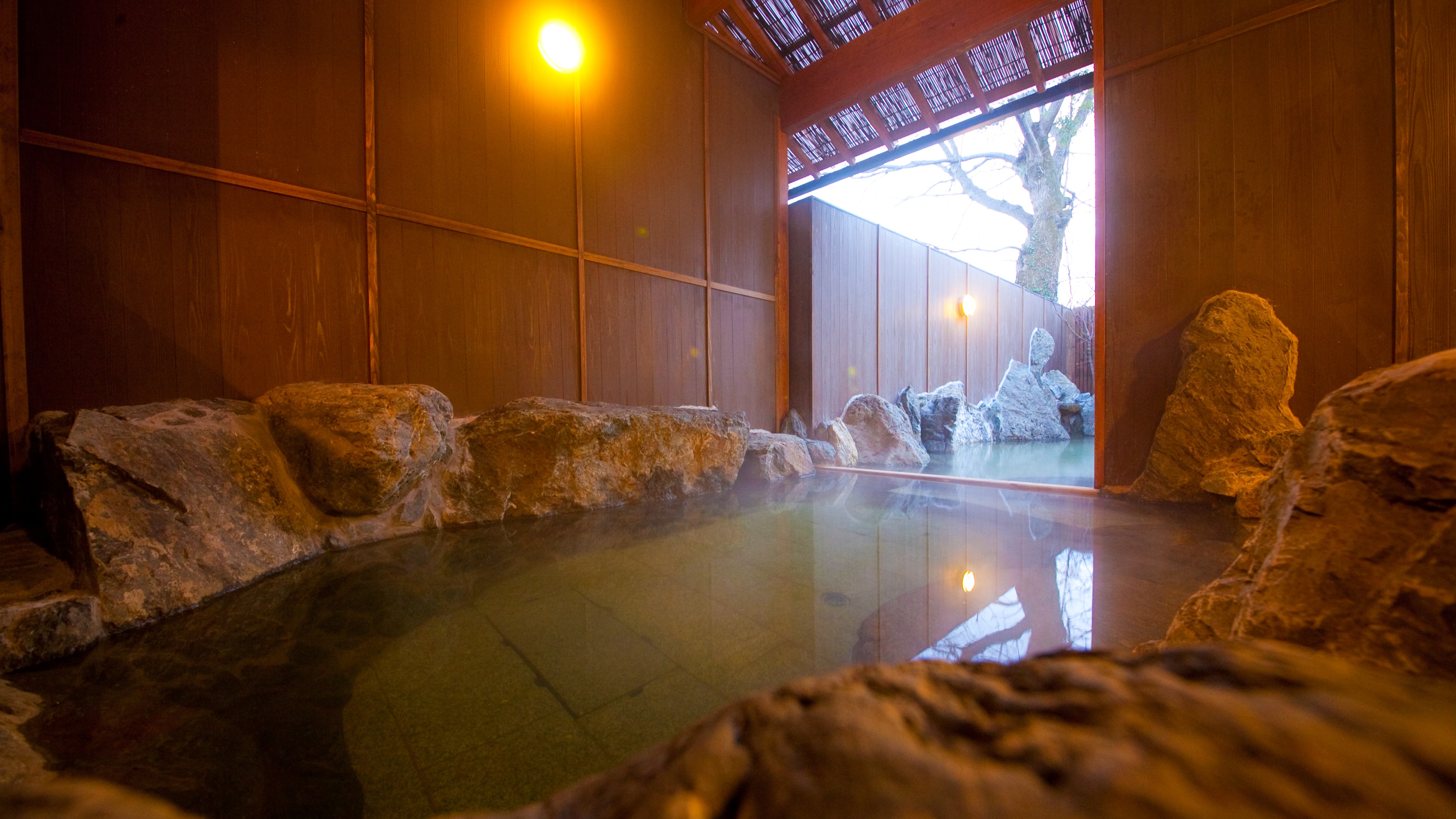 男女別露天風呂は内風呂部分と２層になっています