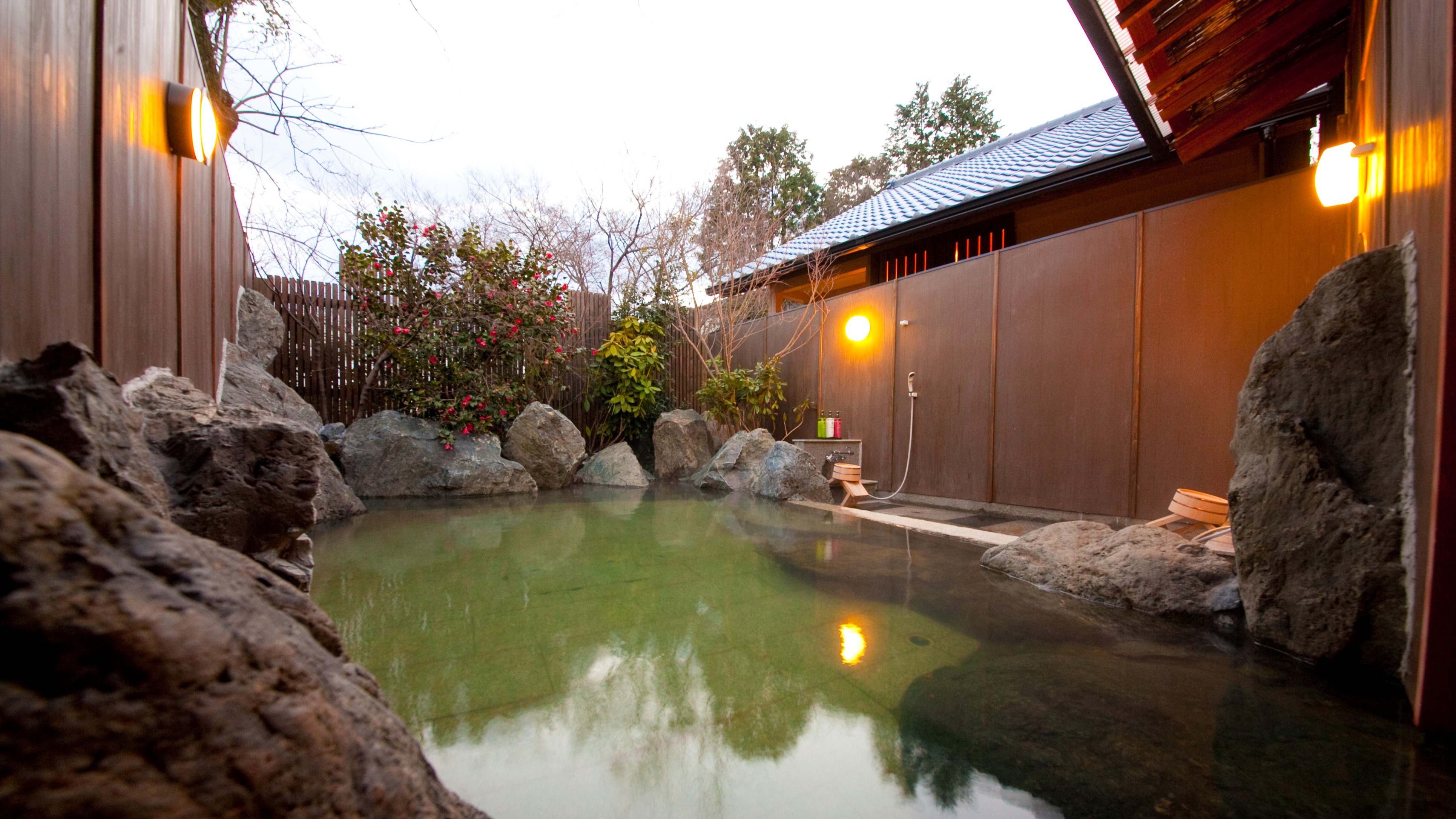 開放的な男女別露天風呂