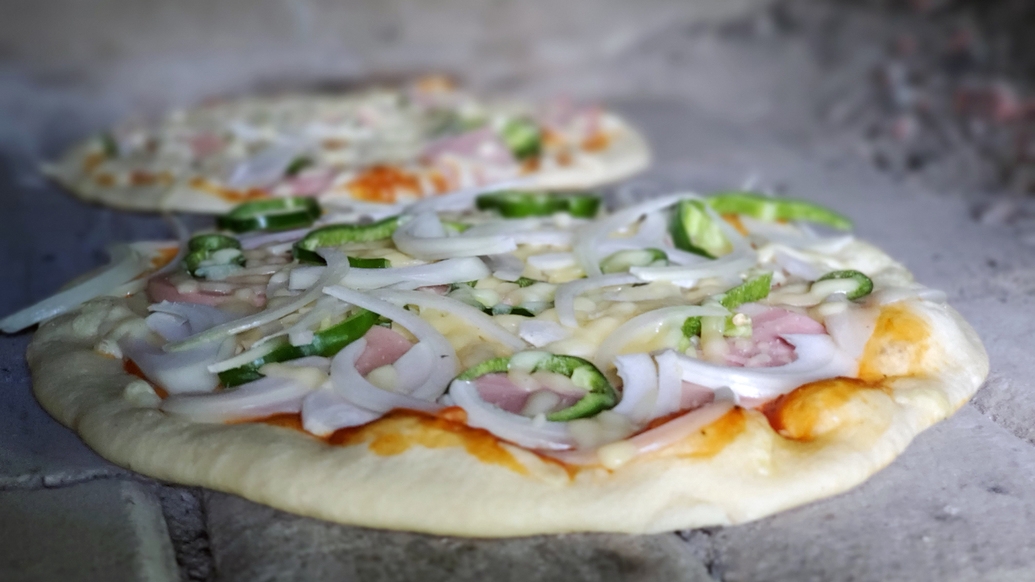 【石窯ピザ焼き体験】ピザ生地を伸ばしてトッピング！美味しいピザを作ろう☆限定３組まで