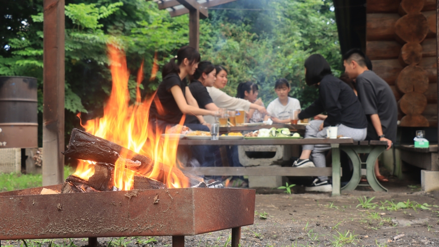 BBQの横で焚き火もできます。揺れる炎で癒やされてください。