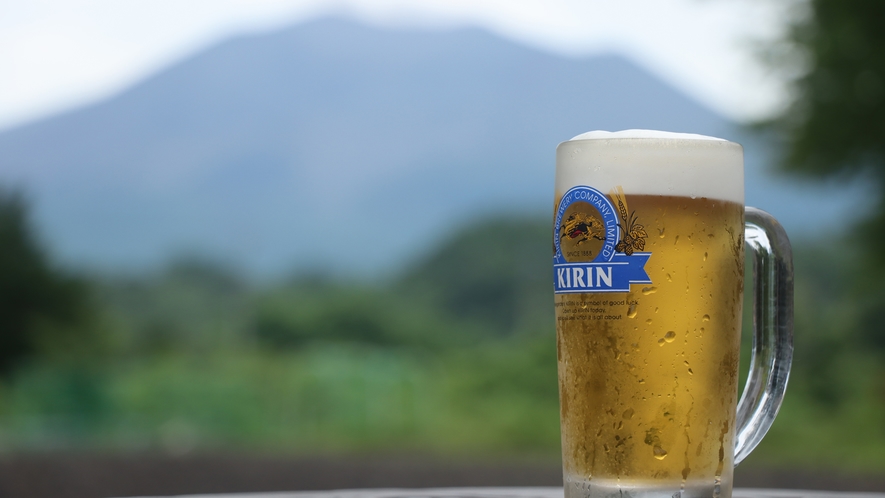 キンキンに冷えたビール。浅間山を望むロケーションで一杯も格別です