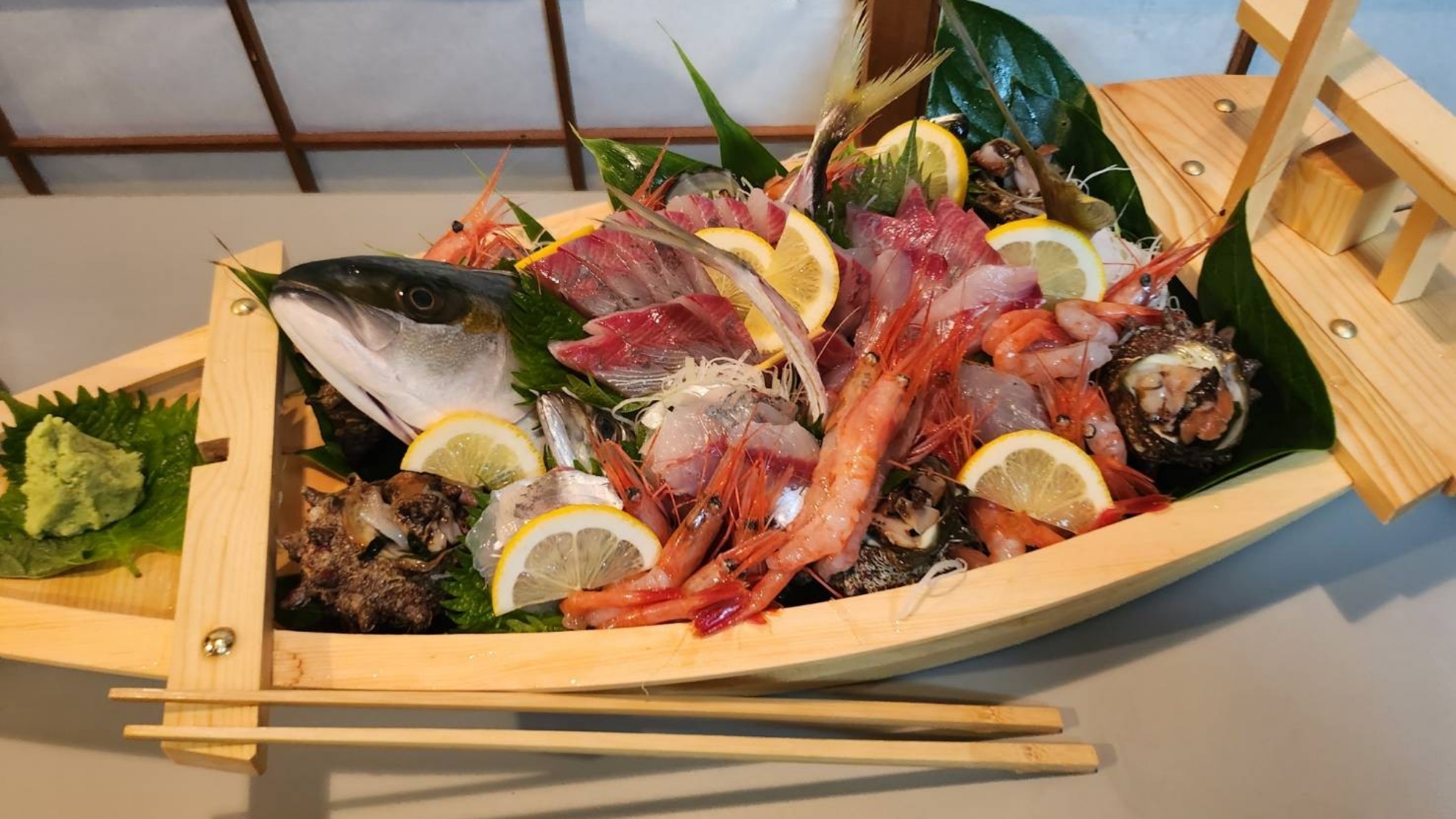 *【夕食一例】地元産の新鮮な魚介類をふんだんに使った豪華な舟盛り。