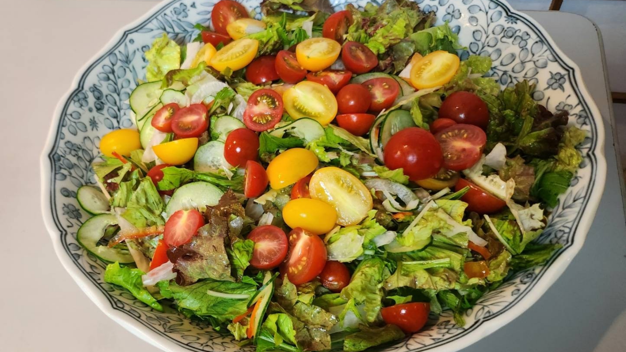 *【夕食一例】新鮮な野菜を使ったサラダは、彩りも鮮やか。