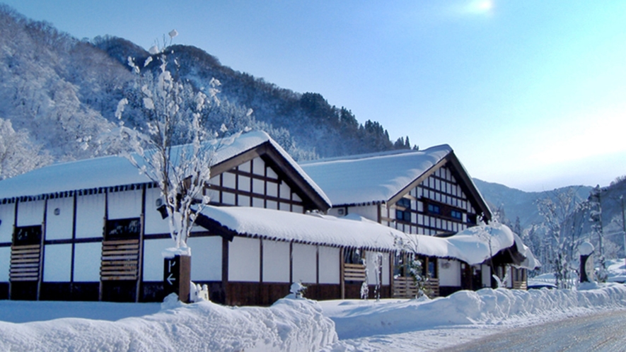 *【外観】冬は真っ白の雪に覆われます。それはまた風情があるんですよ〜＾＾