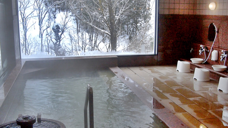 *【大浴場】冬は雪景色を見ながら温泉を堪能！じんわり身体が温まります…♪