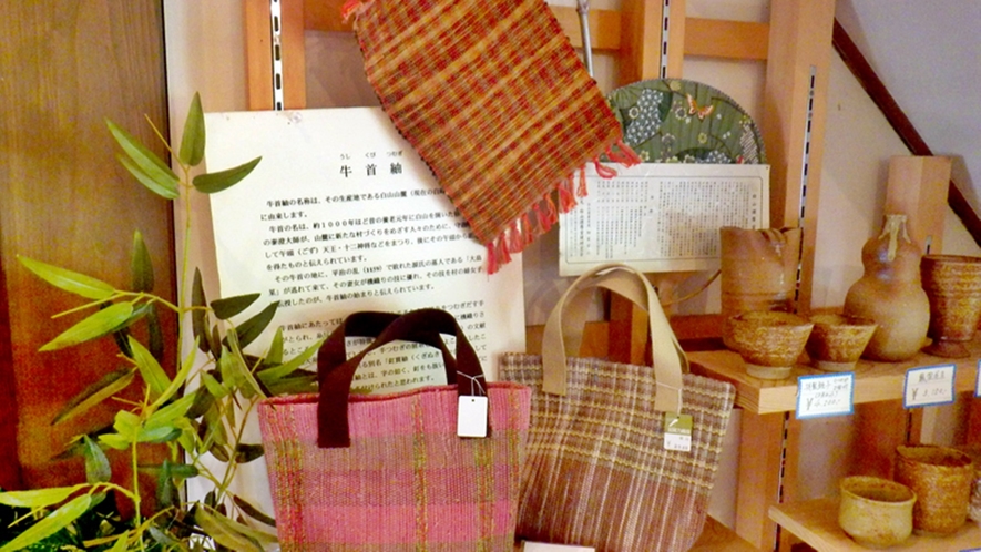 *【お土産】地元の民芸品も販売しております。可愛い小物はお土産にも最適！