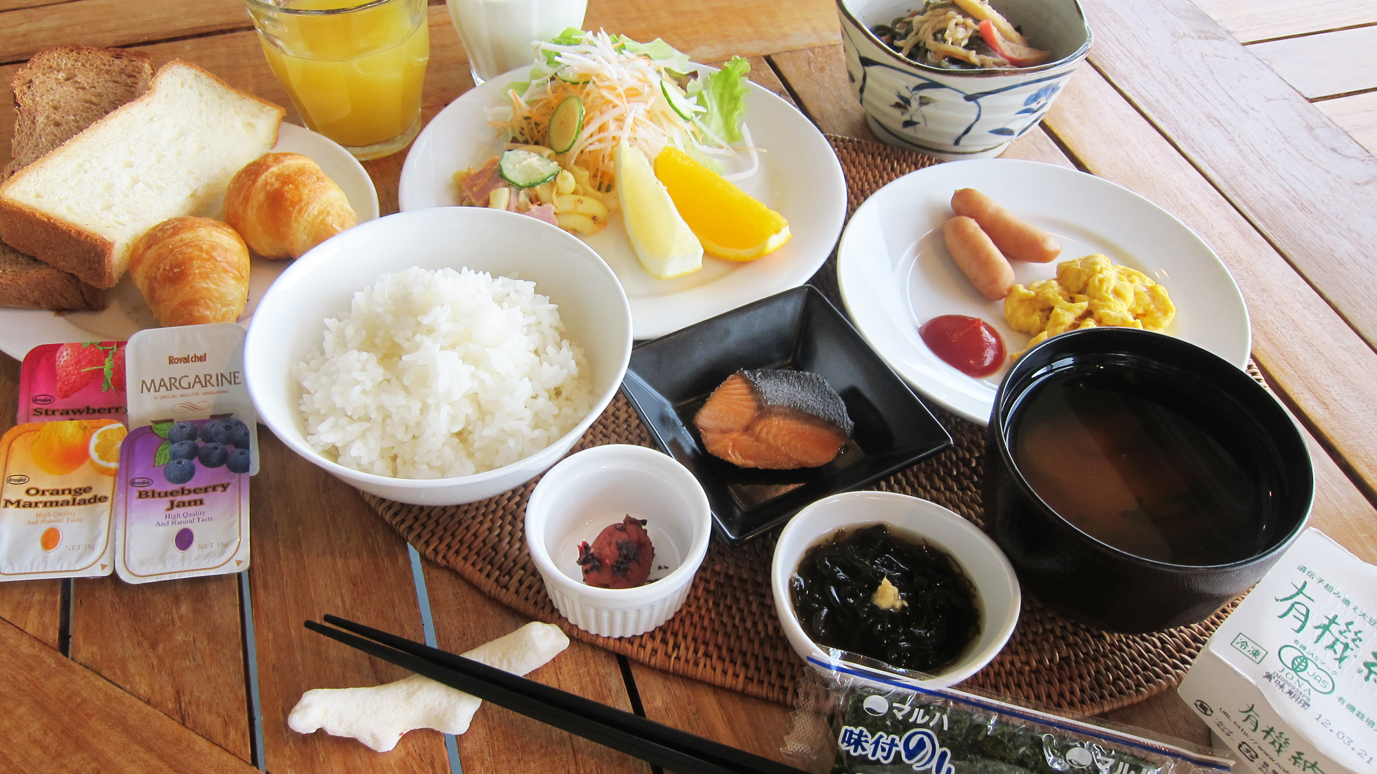 *【朝食一例】窓からの開放的な景色を眺めながら、ご朝食をお楽しみください。卵料理は選択できます。