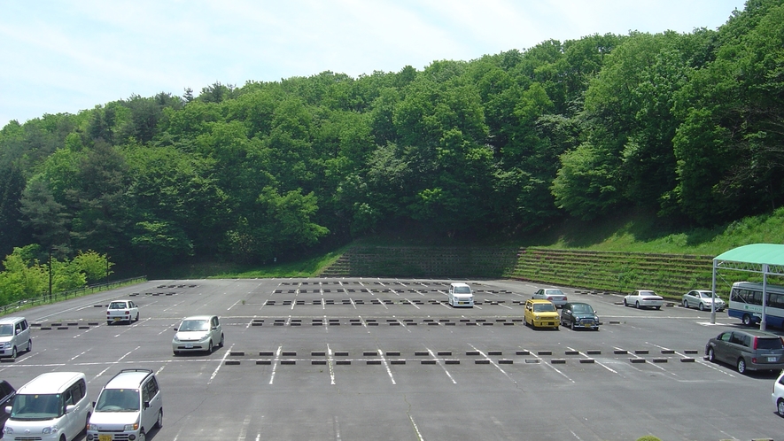 *100台が駐車できる広々とした駐車場です  