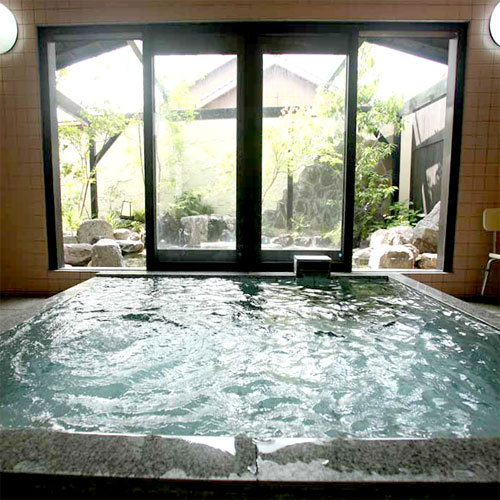 お風呂は21時半に男女入れ替え致します。川棚温泉のお湯をゆっくりご堪能下さい。