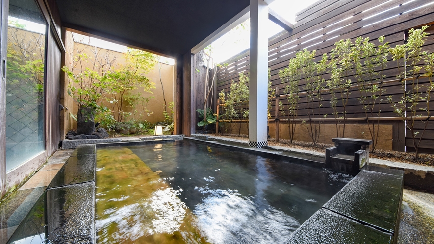 *【露天風呂-女湯-】開放的な露天風呂で四季の移ろいを感じながら温泉をお愉しみ下さい。