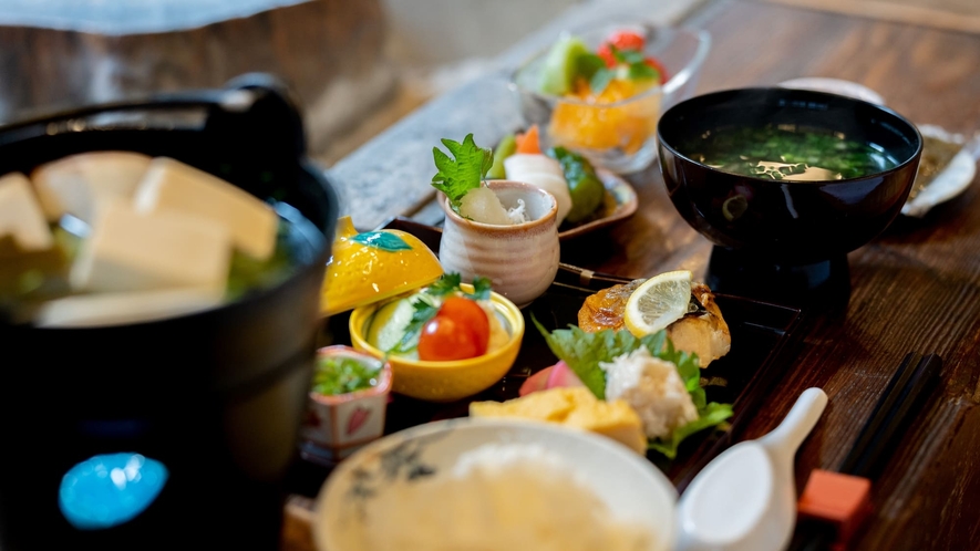 ◆ほっとする朝食。夏は冷奴、冬は湯豆腐に変わります。