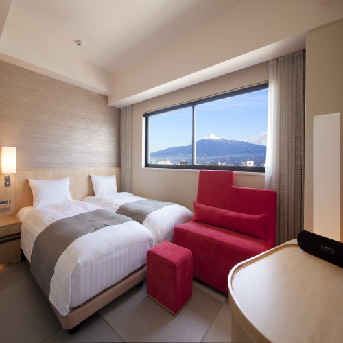 Relax twin with a view of Mt. Fuji (upper floors only)