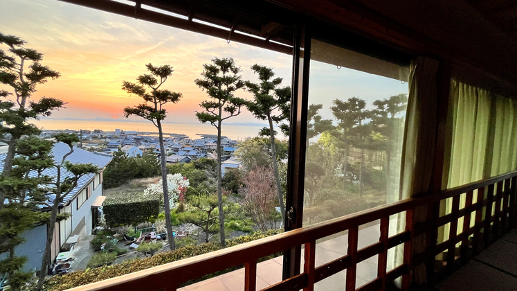 部屋からの夕日が自慢です♪