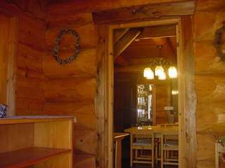 ログの玄関からダイニングへ続きます。