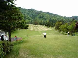 神鍋高原カントリークラブまで当館から車で2分♪12番ロングホール目前です。