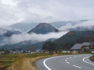 神鍋まで８キロ・・植村直己館近くの雨上がり