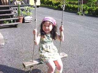 ♪ハイジの気分でぶらんこ〜♪