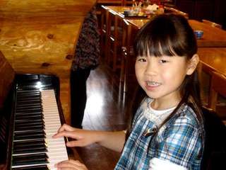 ピアノの練習の成果を聞かせてくれるかわいいお客さん